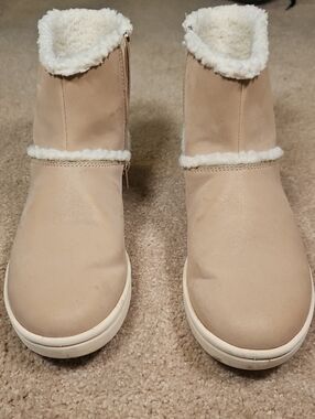 Clarks Cloudsteppers Cozy Faux-Shearling Ankle Boots in Beige Size 8